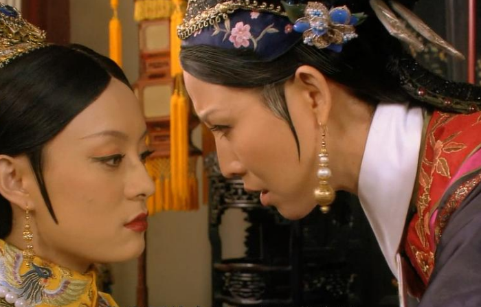 《甄嬛传》中,甄嬛的媳妇青樱总是歪着脖子,想表现什么意思?