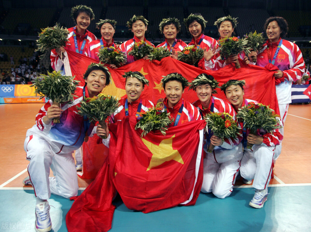 2004年的雅典奥运会冠军同样是中国女排,那次的奥运会,在教练陈忠和的
