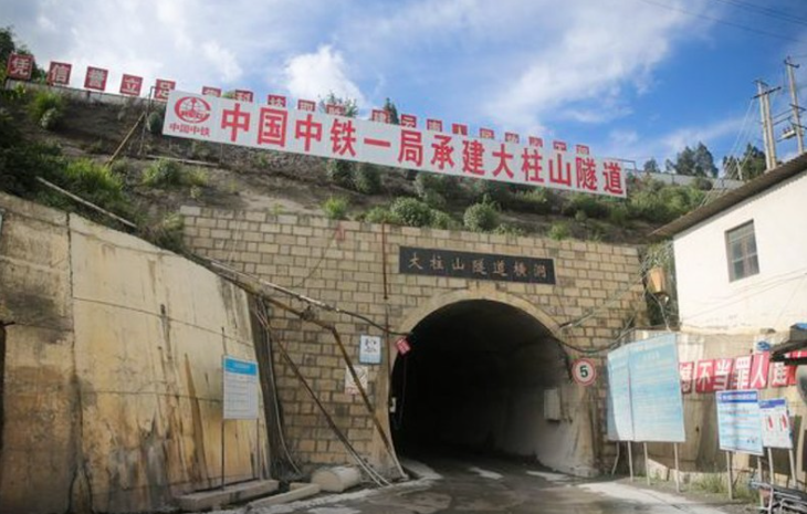 中国工程团队却也没有停工,为了建成这条高难度的隧道,中国工程团队也