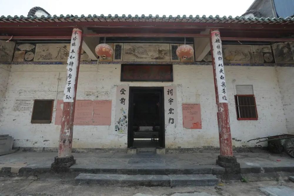 看祠堂的老伯用清水去擦拭那些壁画,结果却越擦就越新越漂亮!