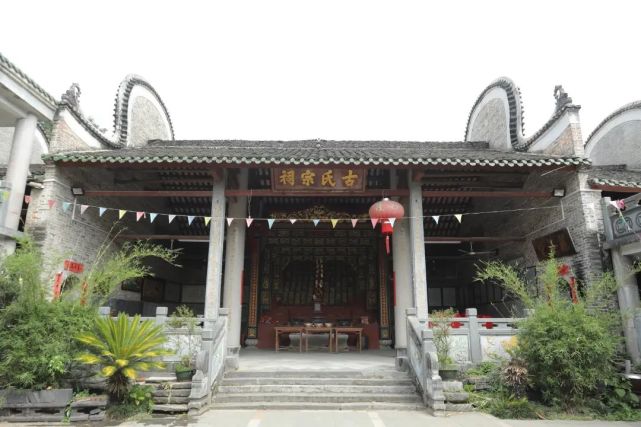 古凤信是第一个率领黄姚古氏先祖从广东梅州搬迁广东鹤山县的人,后来