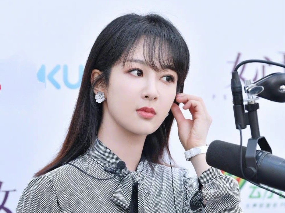 杨紫直播状态极佳久违的长发造型清新甜美用事实回应颜值争议