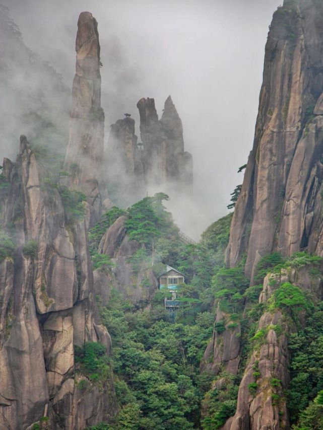 三清山景点众多,共包含10个风景区,其中最著名的是三清宫景区,玉京峰