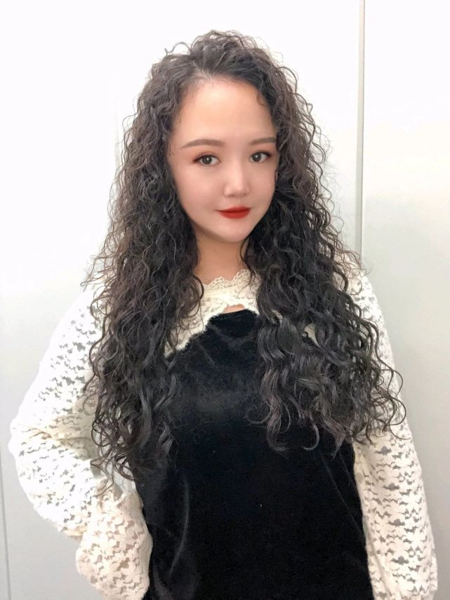 全头小卷卷的烫发表面看上去很有活力,又卷又弹的造型洋气时尚,还