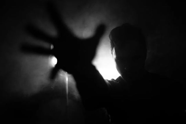 梦见亲人去世,死人从棺材跳出:噩梦背后,藏着你的"