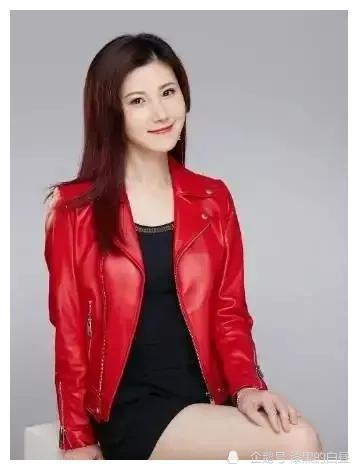 做明星的机会通过考试进入了广东电视台成为了新闻频道的一名主持人