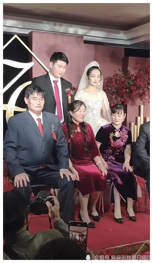 陈亚男兑现诺言回朱楼村,大衣哥一家却全程无视|朱小伟|陈金莲|朱之文