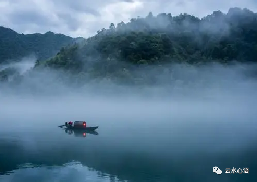 两首泛舟湖面的五律笔法细腻悠然快乐令人仿佛身处幻境