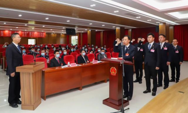 镇新一届(桥头镇党委书记翟耀东为刘秀荣颁发当选证书)镇人大副主席