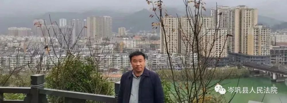 姚建成,男,岑巩县第一中学生物教研组教师,现为岑巩县人民法院人民