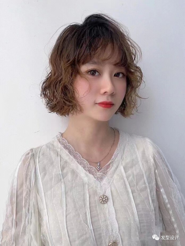 短发法式烫发配蓬松感的侧分刘海也巨好看,超级显女人味,适合成熟的
