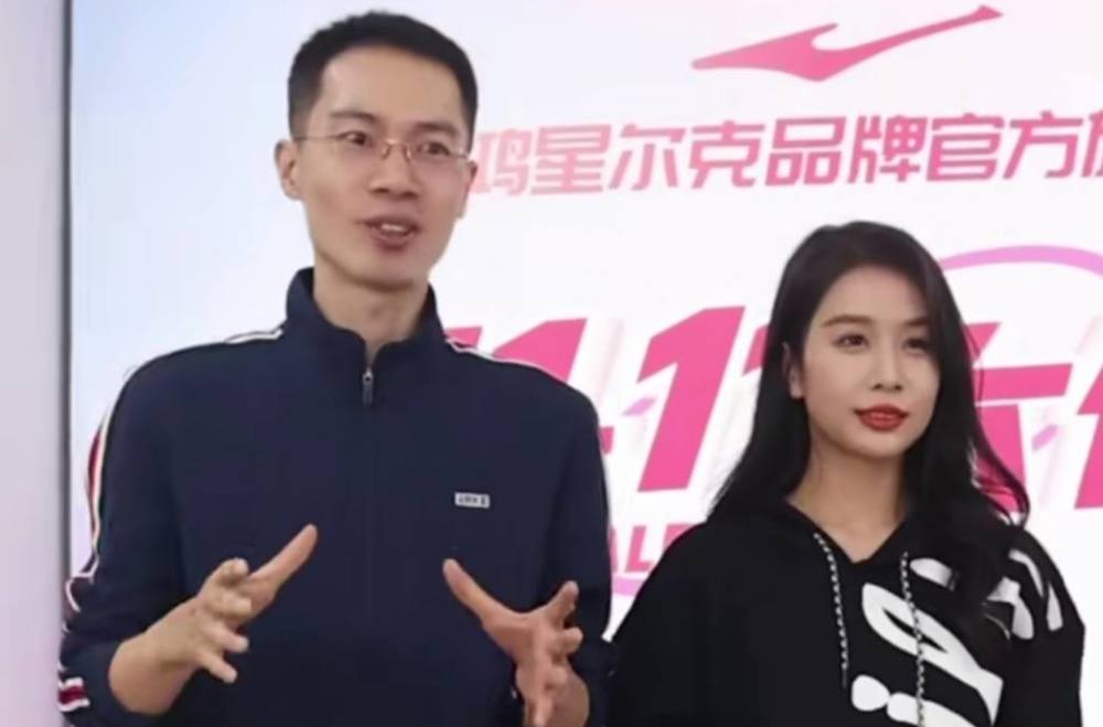 鸿星尔克总裁吴荣照探班线下门店亲自营业被叫老公后多次纠正
