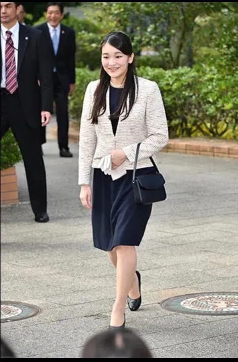 日本真子公主婚后在纽约街头独自购物,无助的身影令人