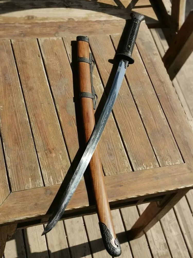 的武术家刘玉春,将中国这类长度120～160,刀身形似禾苗的刀统称为苗刀