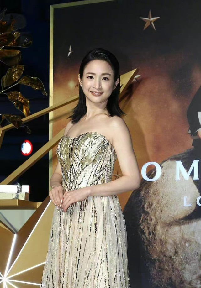 林依晨产后首亮相,一袭"鎏金裙"又美又性感,身材一点都没走形