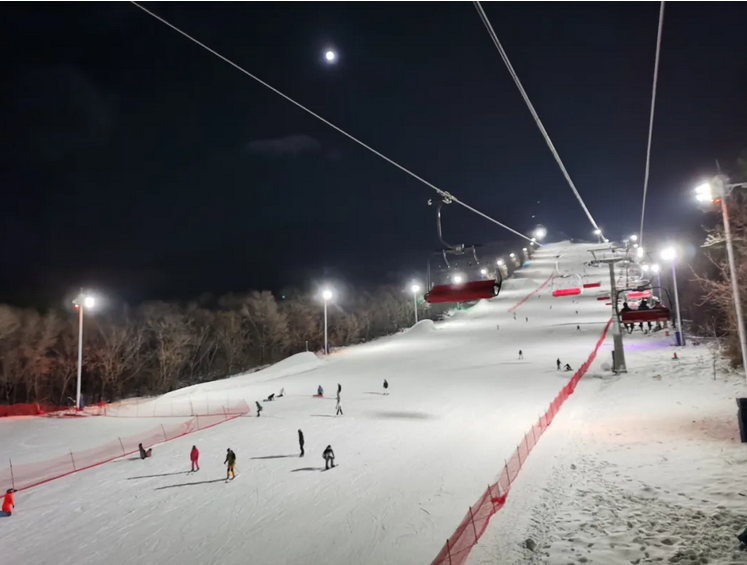 央视第一时间吉林松花湖滑雪场尽享夜滑乐趣