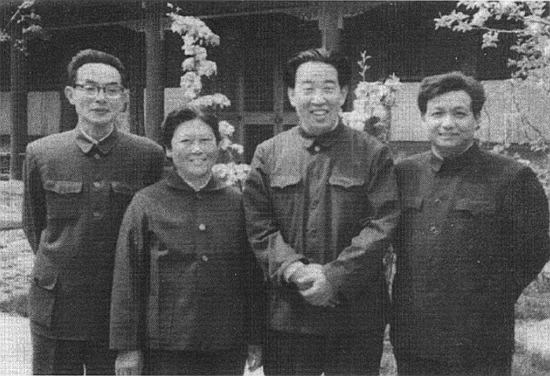 图丨杨德中与西花厅工作人员合影,右一为纪东