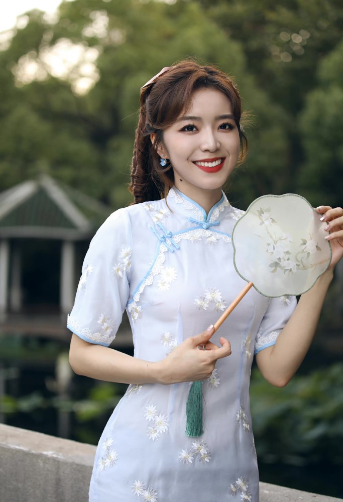 lpl女主持余霜小姐姐的旗袍装扮你喜欢吗