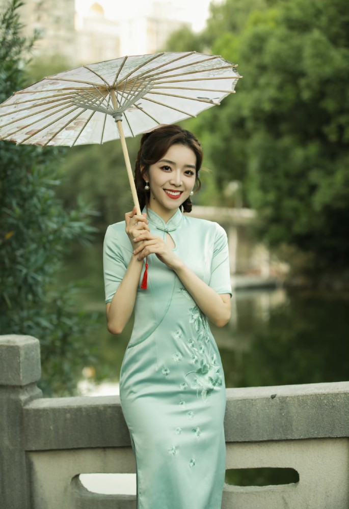 lpl女主持余霜小姐姐的旗袍装扮你喜欢吗