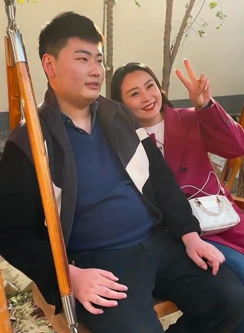 朱小伟身边出现新女伴,长相甜美气质佳,网友直言有