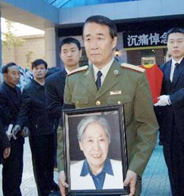 王光美追悼会:儿子泪流满面,邵华,李敏悲痛送别