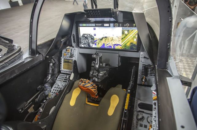图片:"鹰狮"ng的大屏幕座舱作为轻型战斗机,"鹰狮"原先在火力上比"