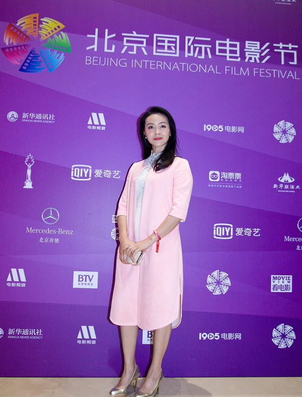 方晓莉能和三木妈妈比美,大衣穿得挺接地气,更适合普通人学习