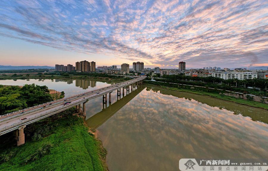 11月25日,绚丽多彩的晚霞将宁明县城点缀得格外清新美丽.