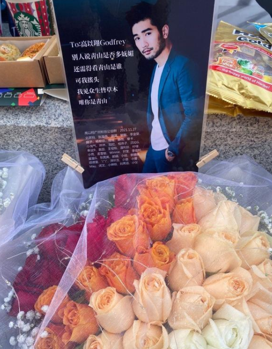 高以翔去世两周年粉丝前往事发地献鲜花有人制作纪念墙泪目