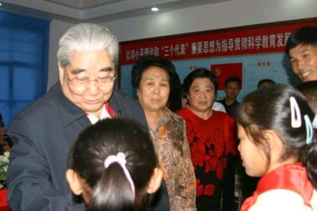 从省委领导岗位上退下来之后,韩培信成立了江苏扶贫基金会.