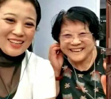 王洪梅能走上演艺道路,与她老姨高秀敏的关系很大.