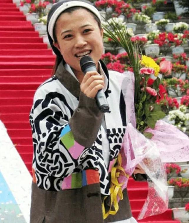高秀敏不遗余力帮扶王洪梅,王洪梅演出前都去高秀敏墓