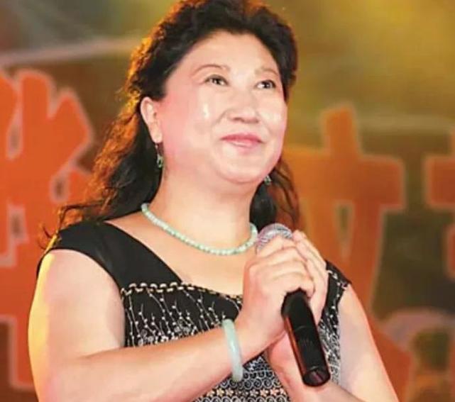 高秀敏不遗余力帮扶王洪梅,王洪梅演出前都去高秀敏墓