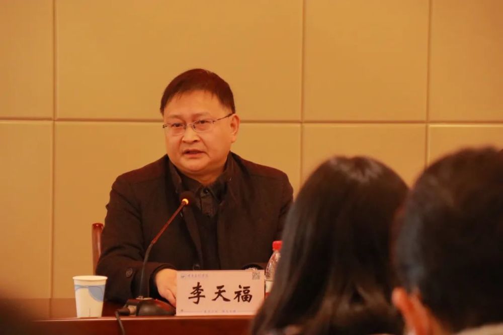 李天福副校长发言,他对成都校友会的校友们表示诚挚感谢,感谢他们对