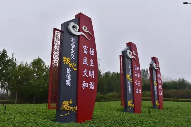 随处可见景观小品,突出创建全国文明城市和社会主义核心价值观的主题