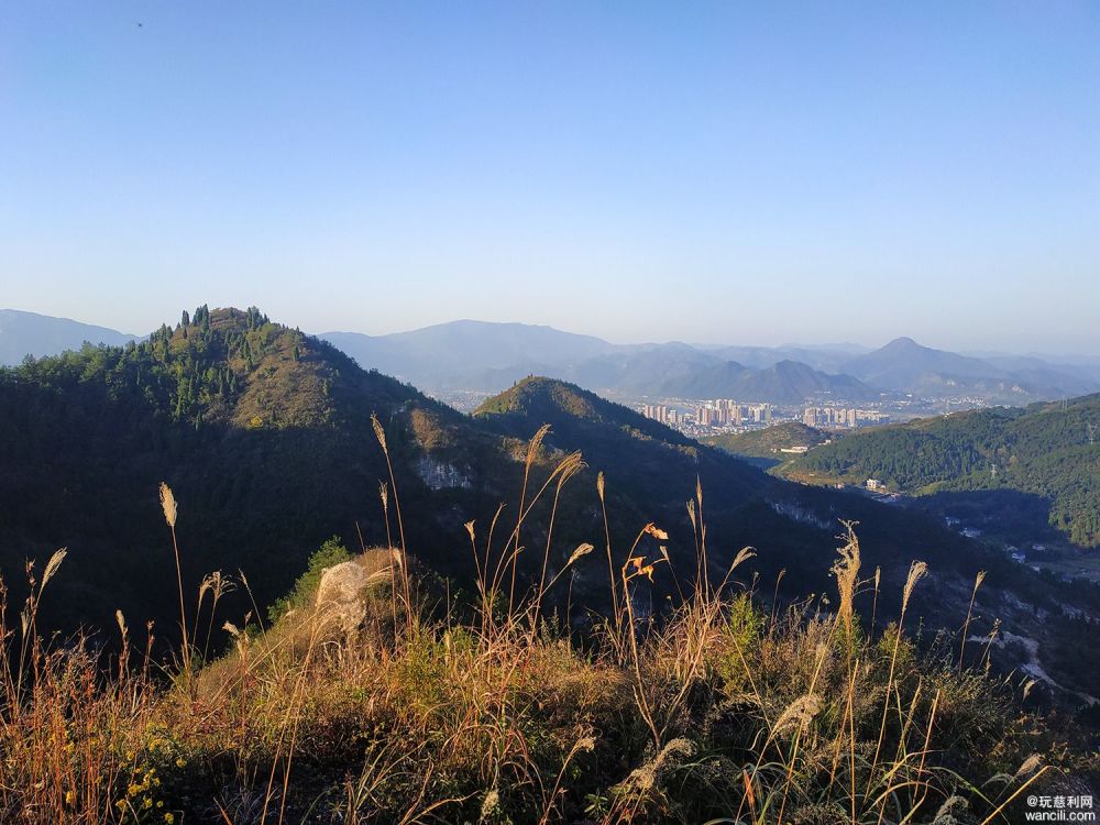 登顶慈利羊角山,参观抗日战壕遗址