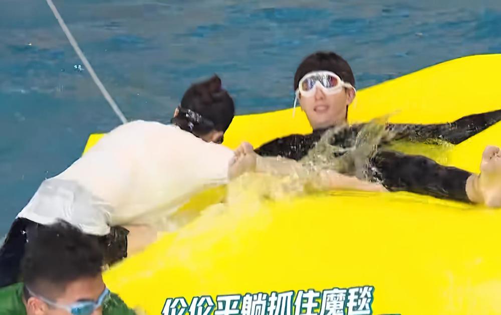 邓伦冲浪被女粉丝搂脖子他下意识的反应亮了暴露男明星的素质