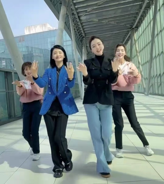 余声小腹凸出似发福,马滢被赞不老女神