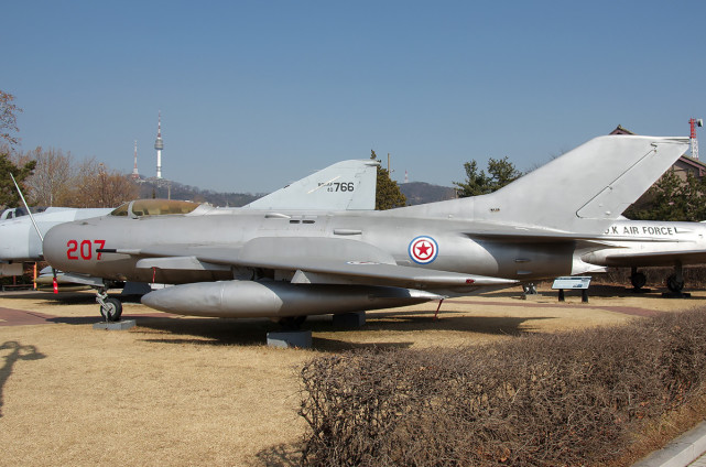 97架f-6战斗机(图中展示1架)