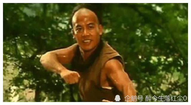 邱建国是一位非常厉害的功夫演员,他自幼就学习南拳,素有"南拳王"的