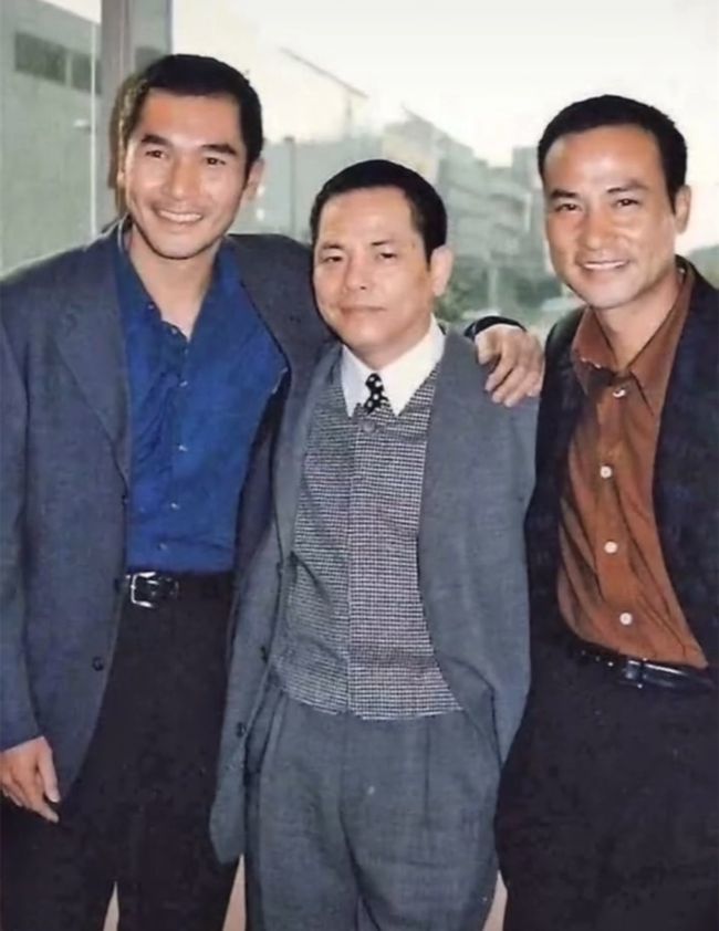 之所以叫崩牙驹,是因为他在一次飙车中,不小心摔掉了一颗门牙,年轻时