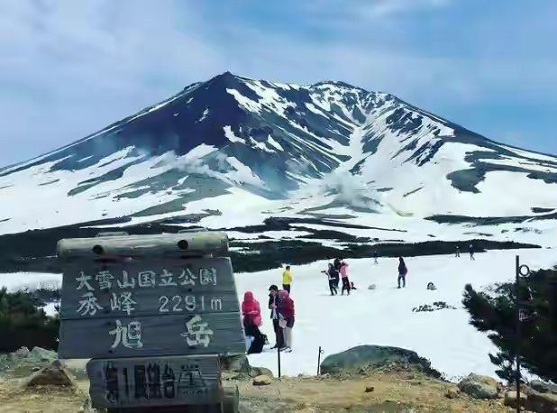 旭岳山海拔2291米,虽然这里山不高,但却是滑雪者的天堂.