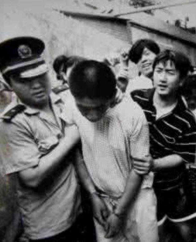 1983年,河北一辆公交车旁发生血案,为何事后却有50多人被枪决?