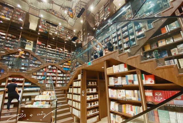 重庆九龙坡"网红"书店,曾经需要排队进去拍照,如今却风光不再