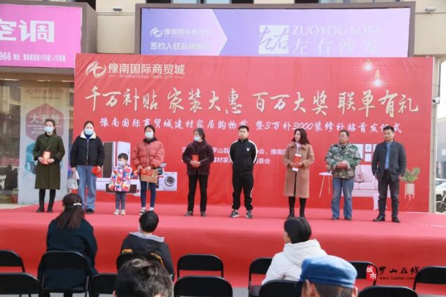 昨天,罗山这个老板当众发钱,轰动朋友圈