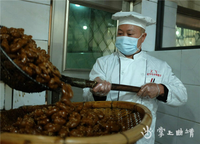 49岁的罗洪岗是陆良老字号罗氏中意馓子制作技艺的第四代传人,高中