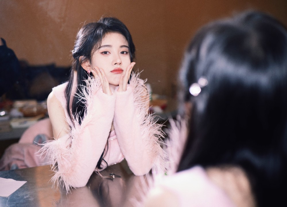鞠婧祎工作室造型图下班随拍plog,甜美出击,活力满分
