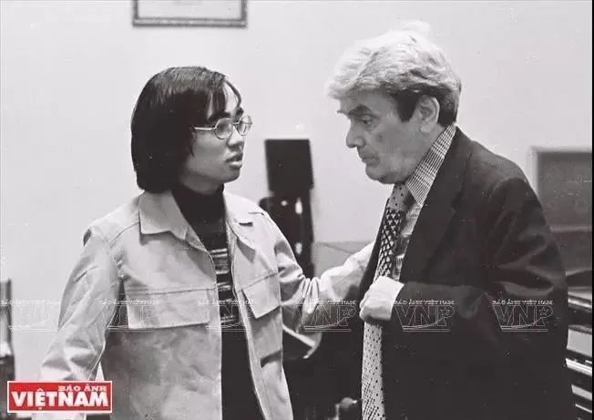 他是首位获肖赛金奖的亚洲人,在炮灰下练琴,被美国拒绝入境