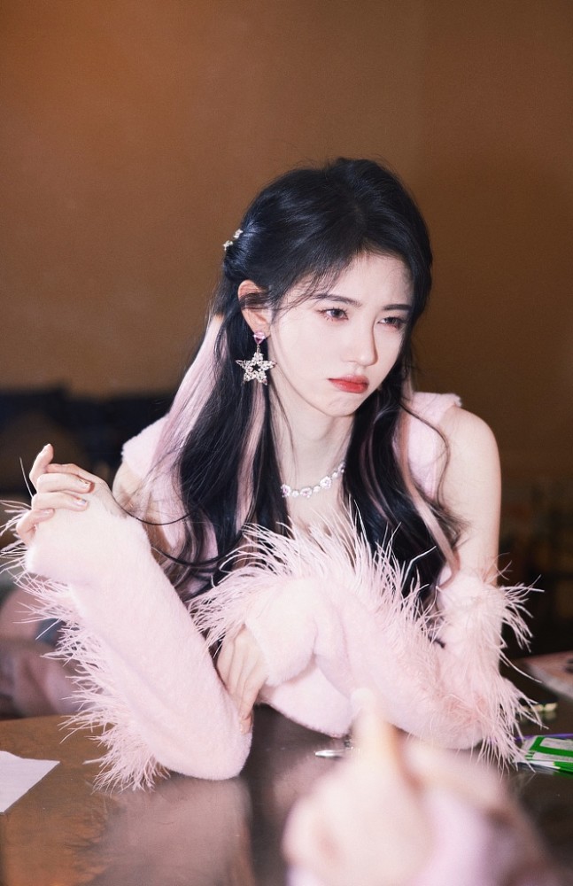 鞠婧祎:淡粉露肩毛绒短裙 粉色挑染发甜美精致
