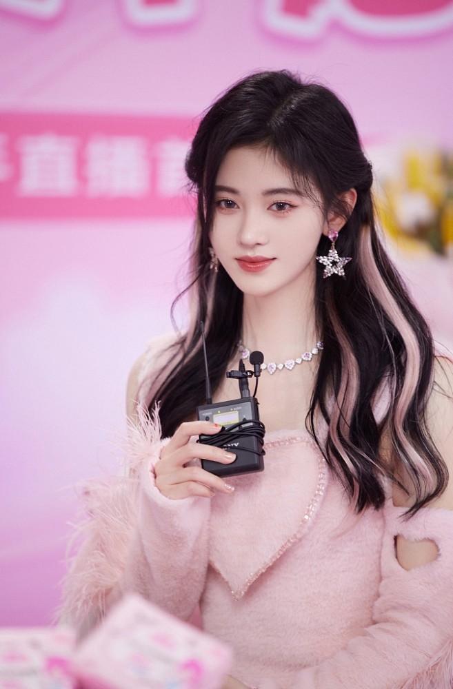 鞠婧祎:淡粉露肩毛绒短裙 粉色挑染发甜美精致